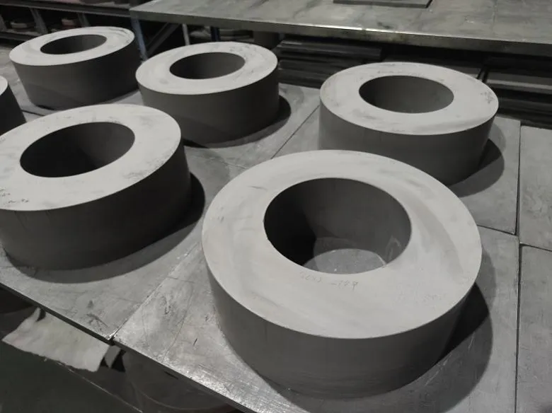 Pierścienie walcowe z węglików spiekanych a stal i żeliwo: odporność na zużycie, zastosowania i jasne wskazówki dotyczące wydajności